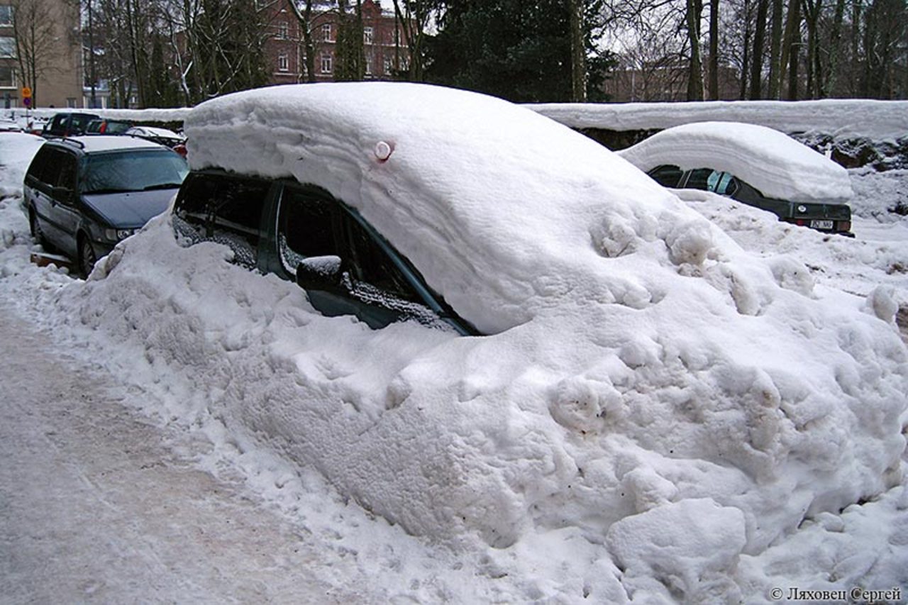 Сугроб с глазами. Машина в сугробе. Машина под снегом. Машина в снегу. Машина под сугробом.