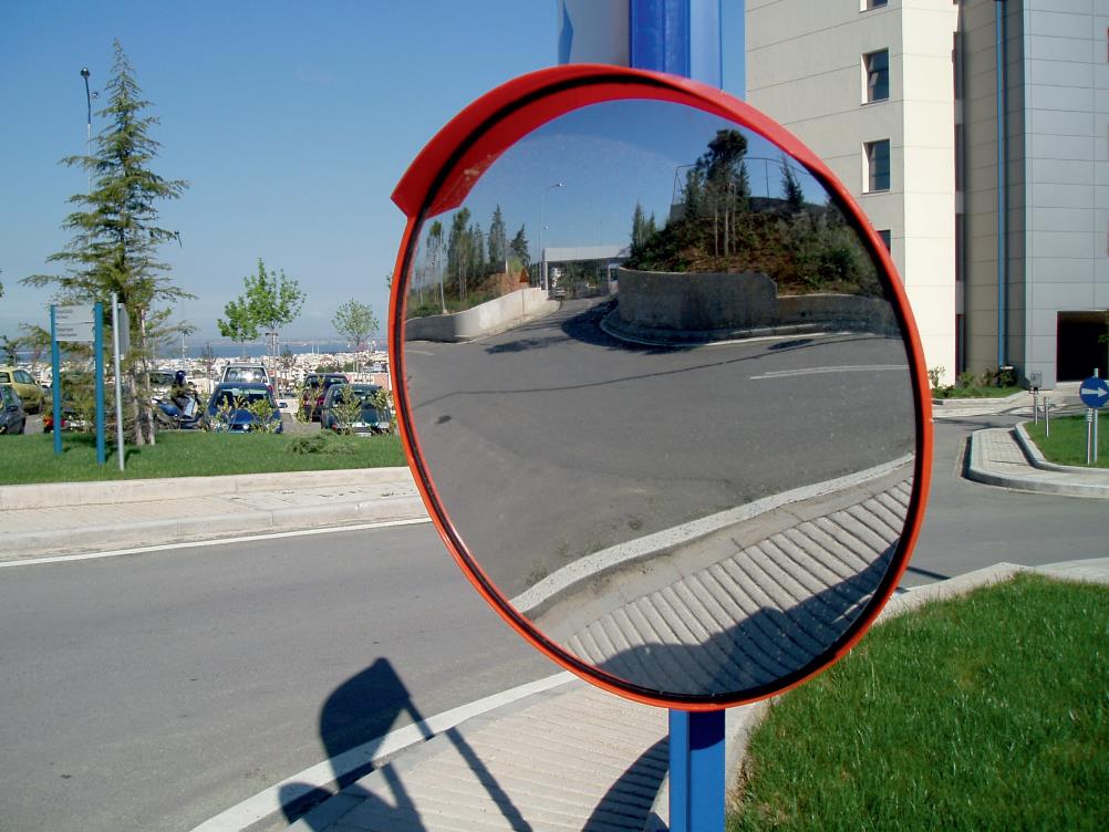 сферическое зеркало на дороге